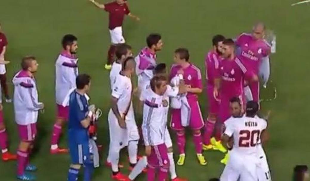 Keita, in basso a destra con la maglia numero 20, scaglia una bottiglietta d&#39;acqua sul volto si Pepe, in alto a destra: Real Madrid-Roma si  accesa prima ancora che cominciasse. Twitter
